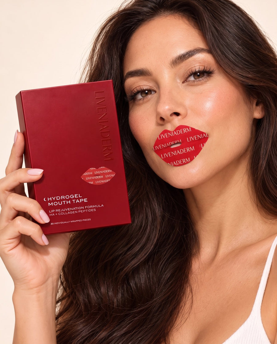Frau mit dem Liveniaderm Hydrogel Lippen-Nachtpflaster auf den Lippen, die Packung in der Hand